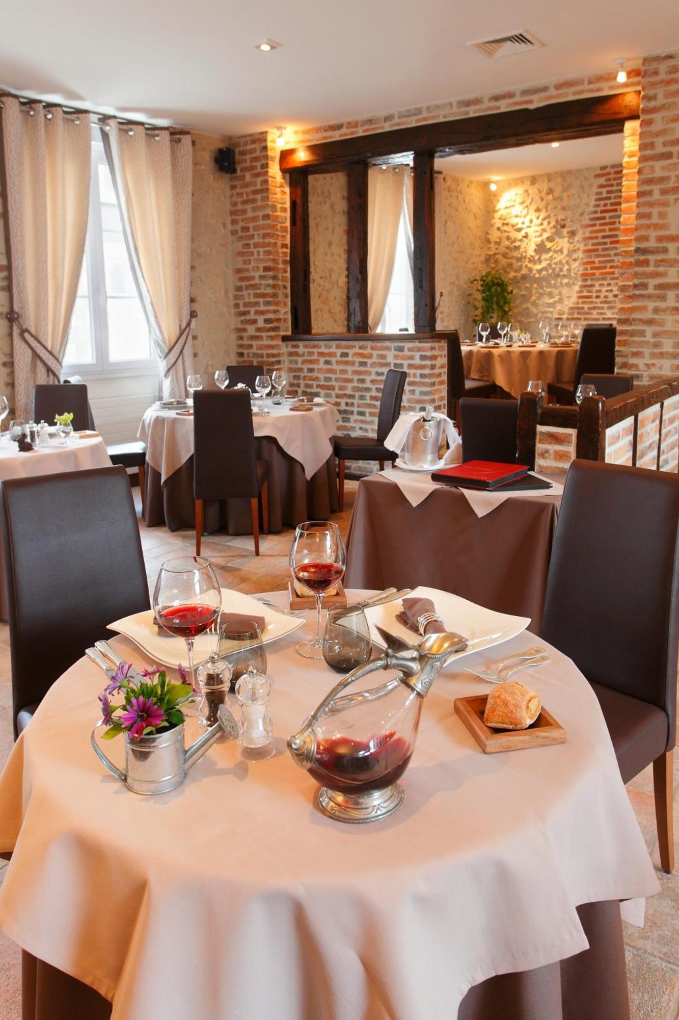 La Chaumiere Hotel Aubigny-sur-Nere Exterior photo